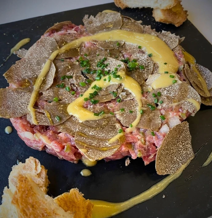 Steak tàrtar de vedella amb tòfona d’estiu Cal Miliu Steak tàrtar de vedella amb tòfona d’estiu Cal Miliu
